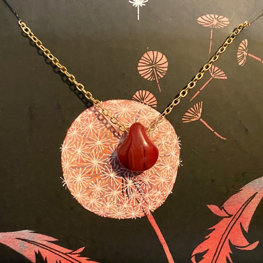 NWT depression era glass drop pendant on gold tone findings.